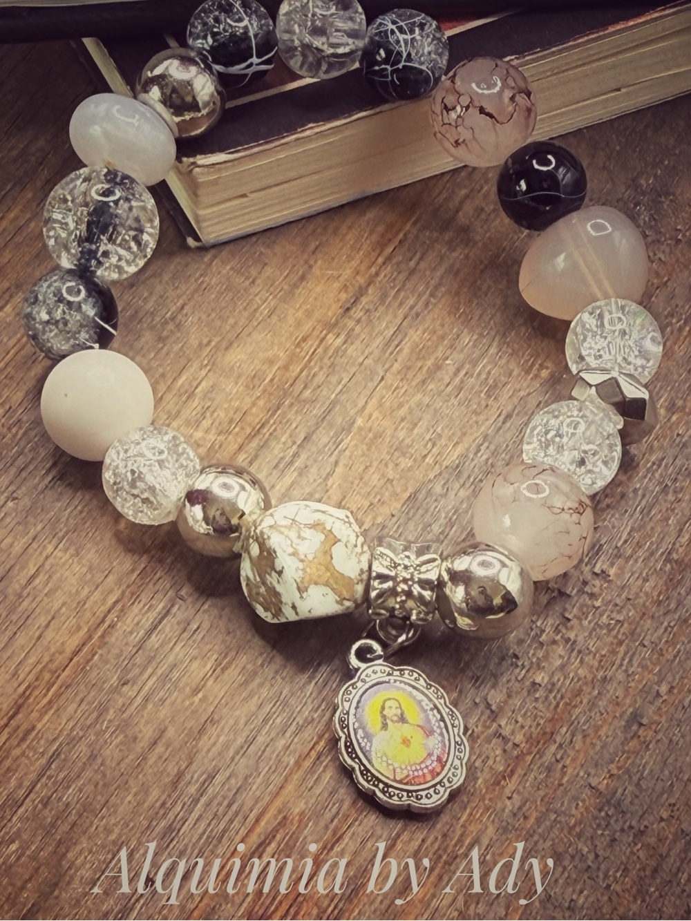 Sagrado corazón Pink Jade Black Quartz and Gold Beaded Charm Bracelet